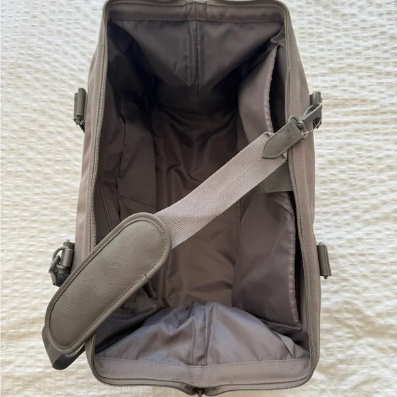 BRAND NEW WITH TAGS Beis Weekender Bag - Picture 4 of 7